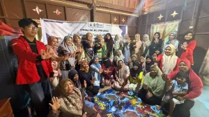 Tim pengabdian Unhas dan KWT Bima Kencana bersinergi mencegah stunting melalui inovasi susu pasteurisasi bergizi. (Foto: Dok.Pribadi).